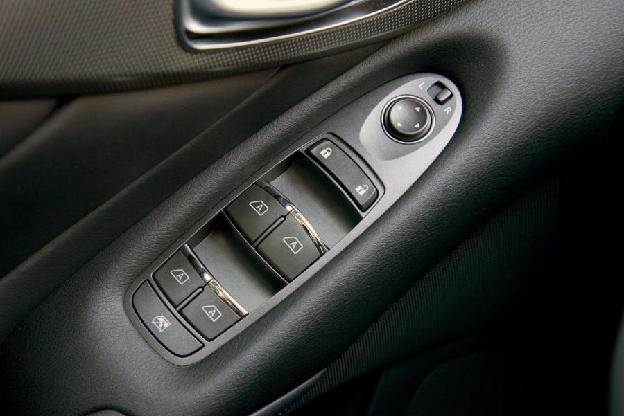  Infiniti Q50 S 2014 года  (фото 24 из 33)